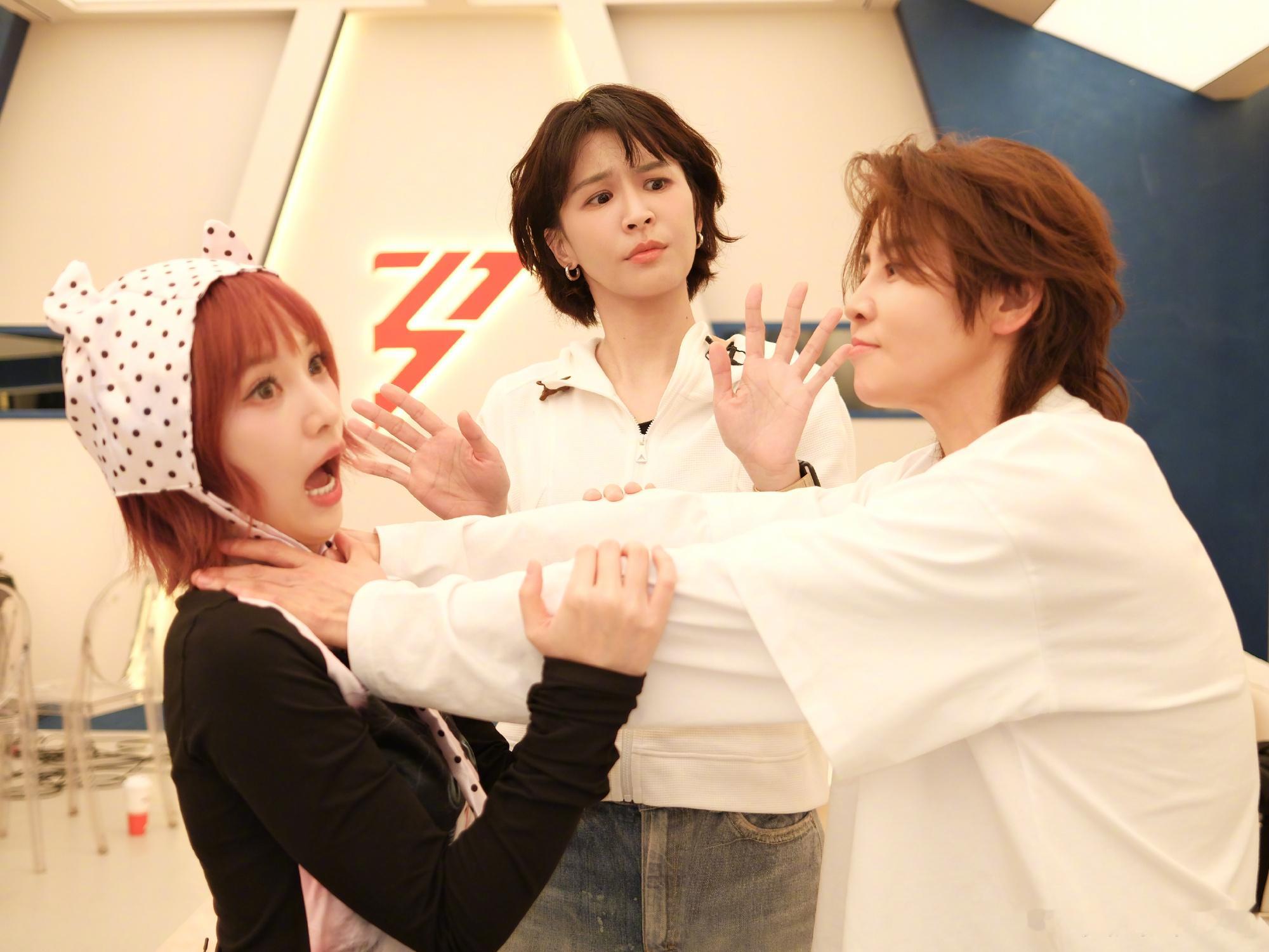 曾沛慈黄灿灿王濛cos表情包 曾沛慈黄灿灿王濛cos抽象表情包哈哈哈哈哈这照片一