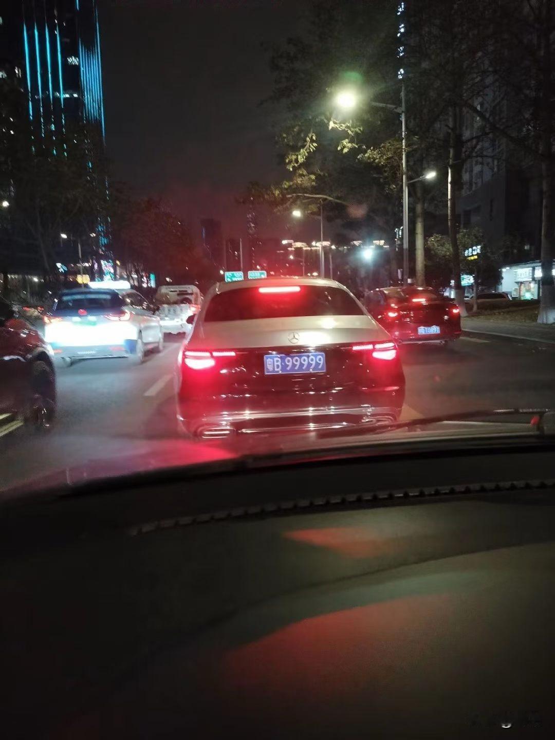 返程南山的路上，不知道这是哪位大佬的车。