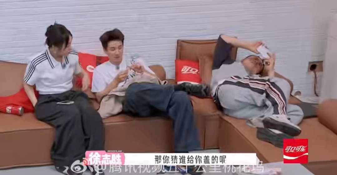 王子奇睡着被徐志胜盖衣服 两个人在节目里一个会照顾人，一个会暖人心。这次一个在睡