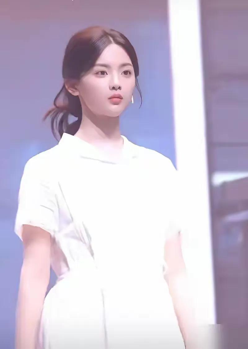 “火箭少女”杨超越穿着小白裙，呆萌可爱，潜力无限。
