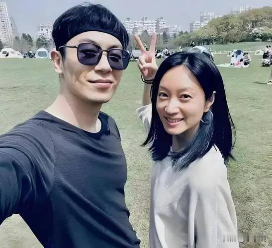 朱亚文与周一围两家近日同游被拍。画面中，朱亚文抱着孩子，妻子沈佳妮在旁照看，一家