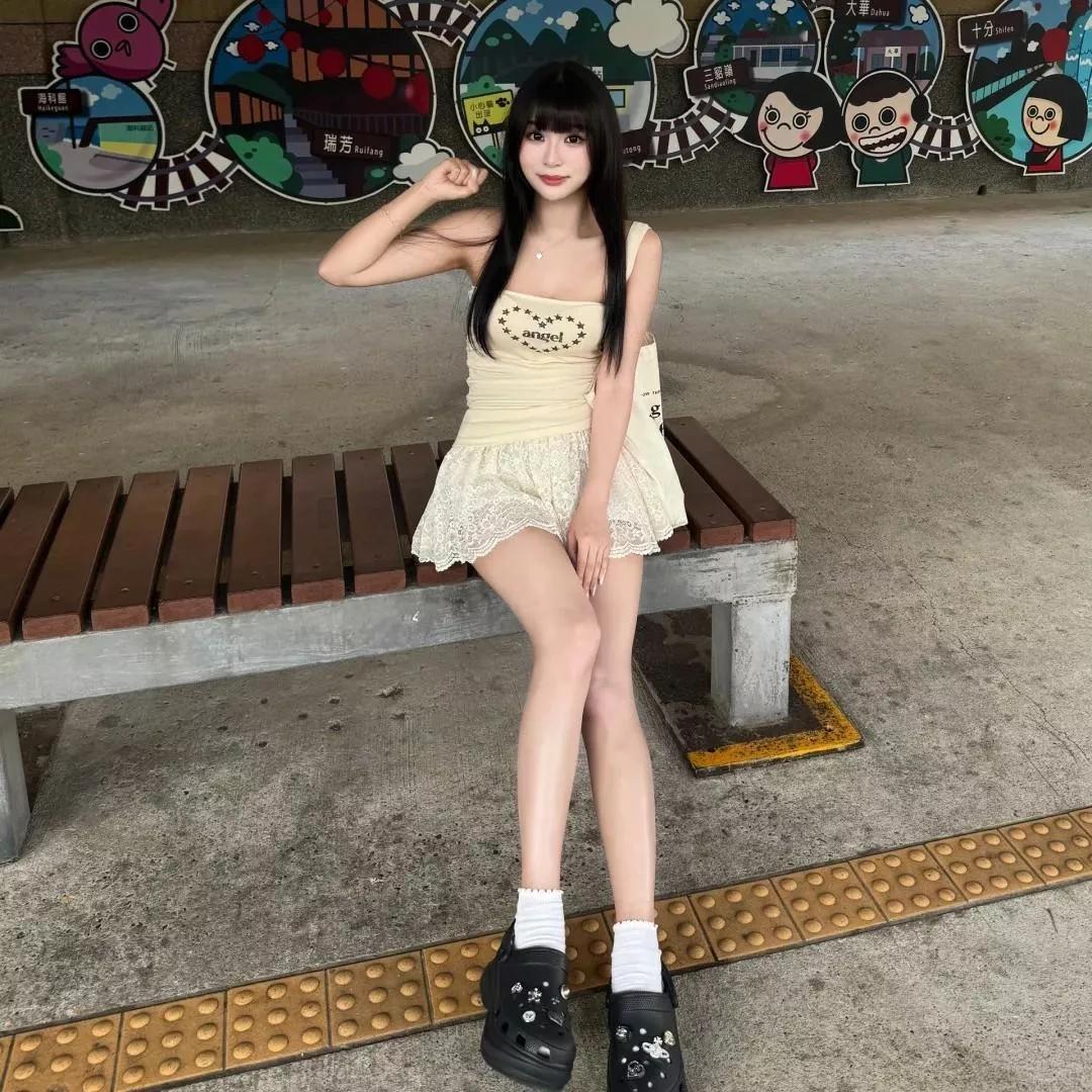 甜美少女在公园的涂鸦墙前摆姿势，可爱到爆！少女心拍照姿势 少女拍照动作 萌妹子拍