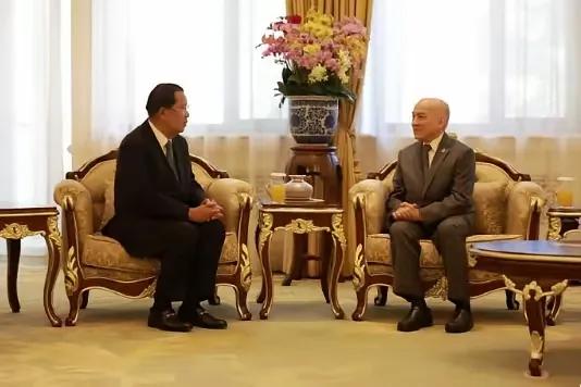 洪森亲王真的很胖啊，看看他跟西哈莫尼国王的合影，他整个身体几乎都把沙发占满了，而