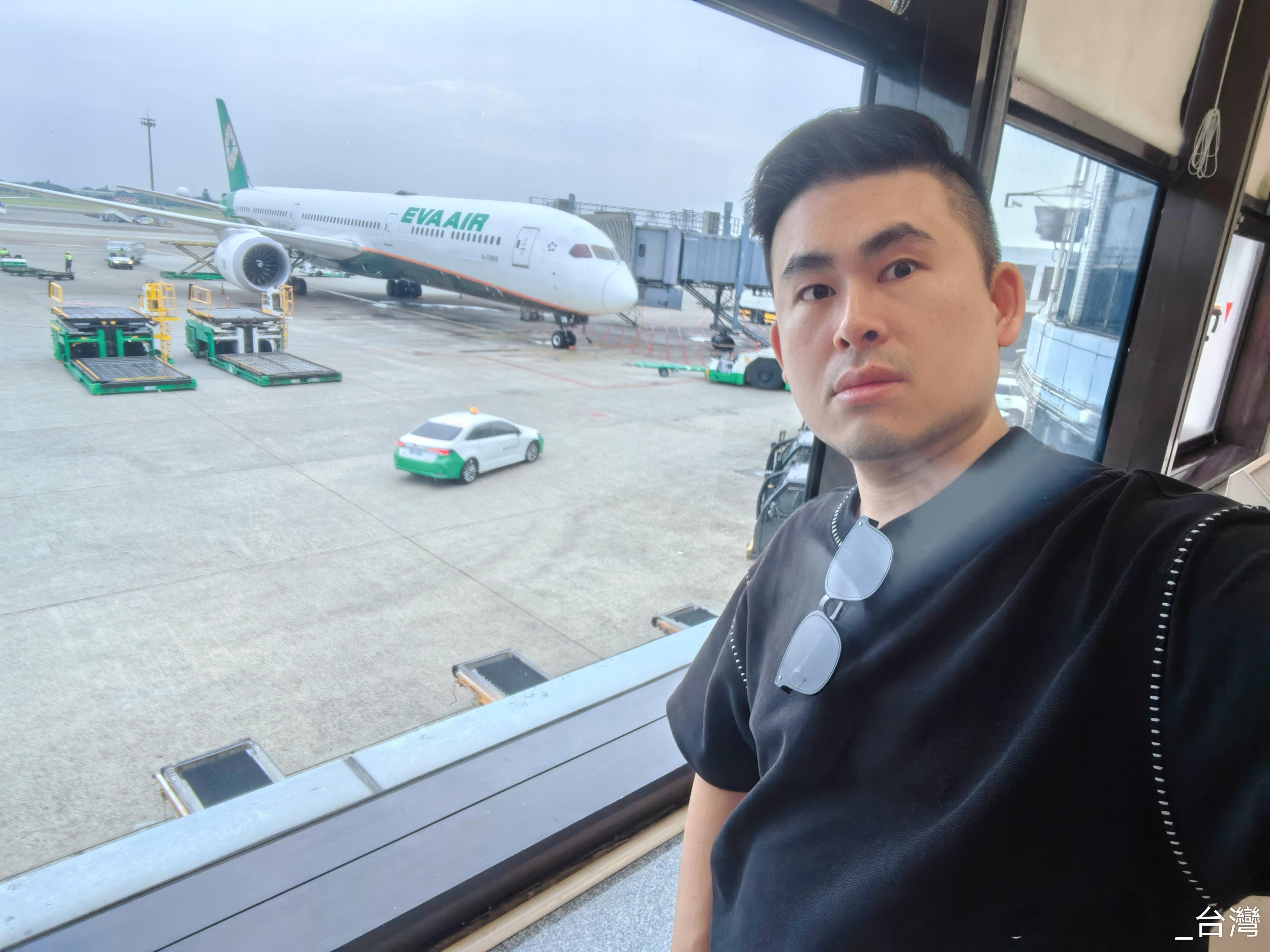 感谢微博网友对我生日的祝福，现正踏上前往北京的旅程。犹记十年前的今天，也是人在北