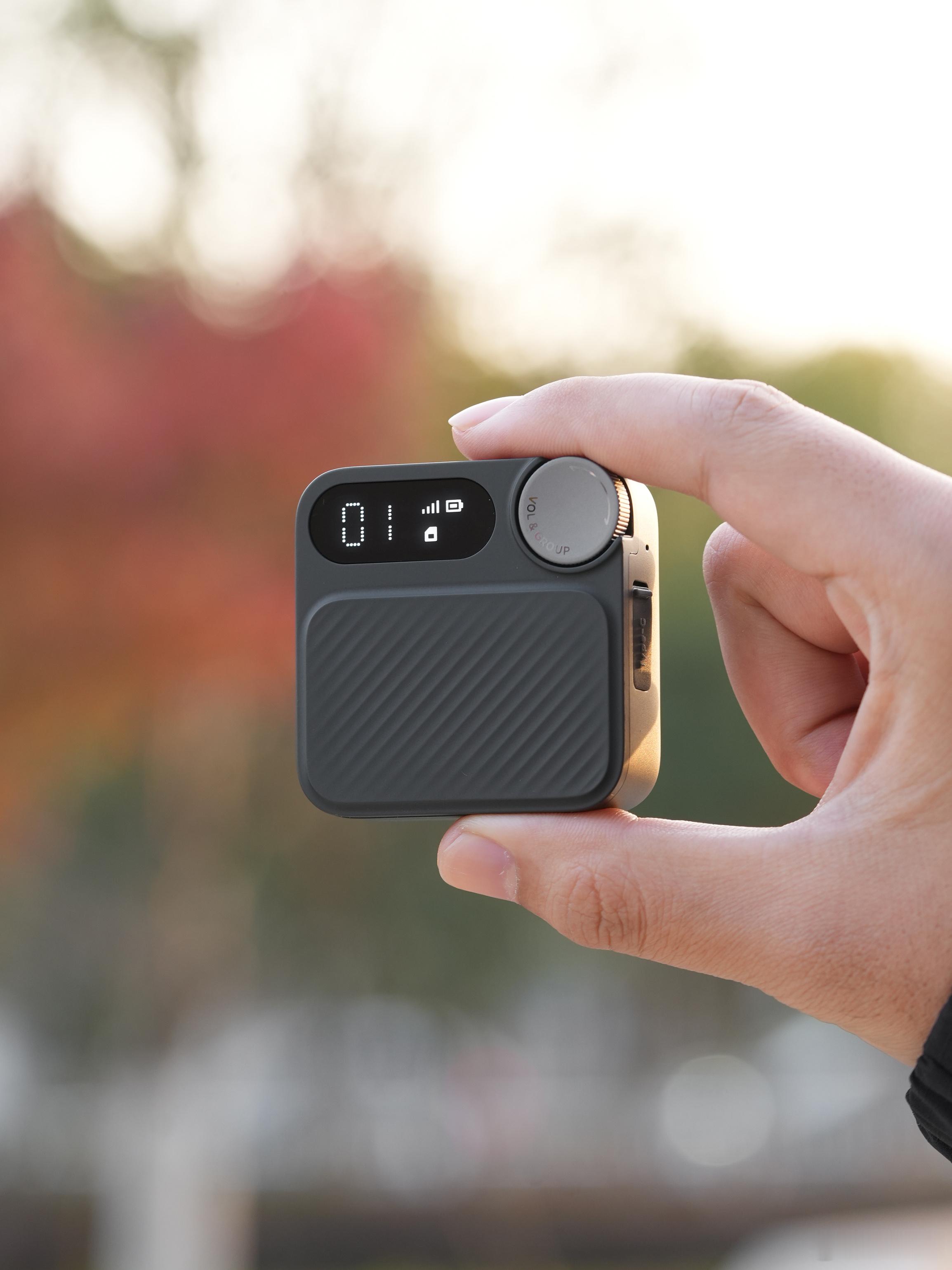 又整了两个小米运动对讲机，非常小巧好用，自带磁吸快拆底座和各种配件，可以挂在身上