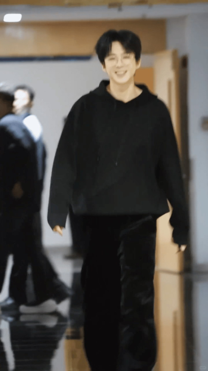 你笑起真好看，像春天的花一样，把所有的烦恼所有的忧愁，统统都吹散～Good 好好