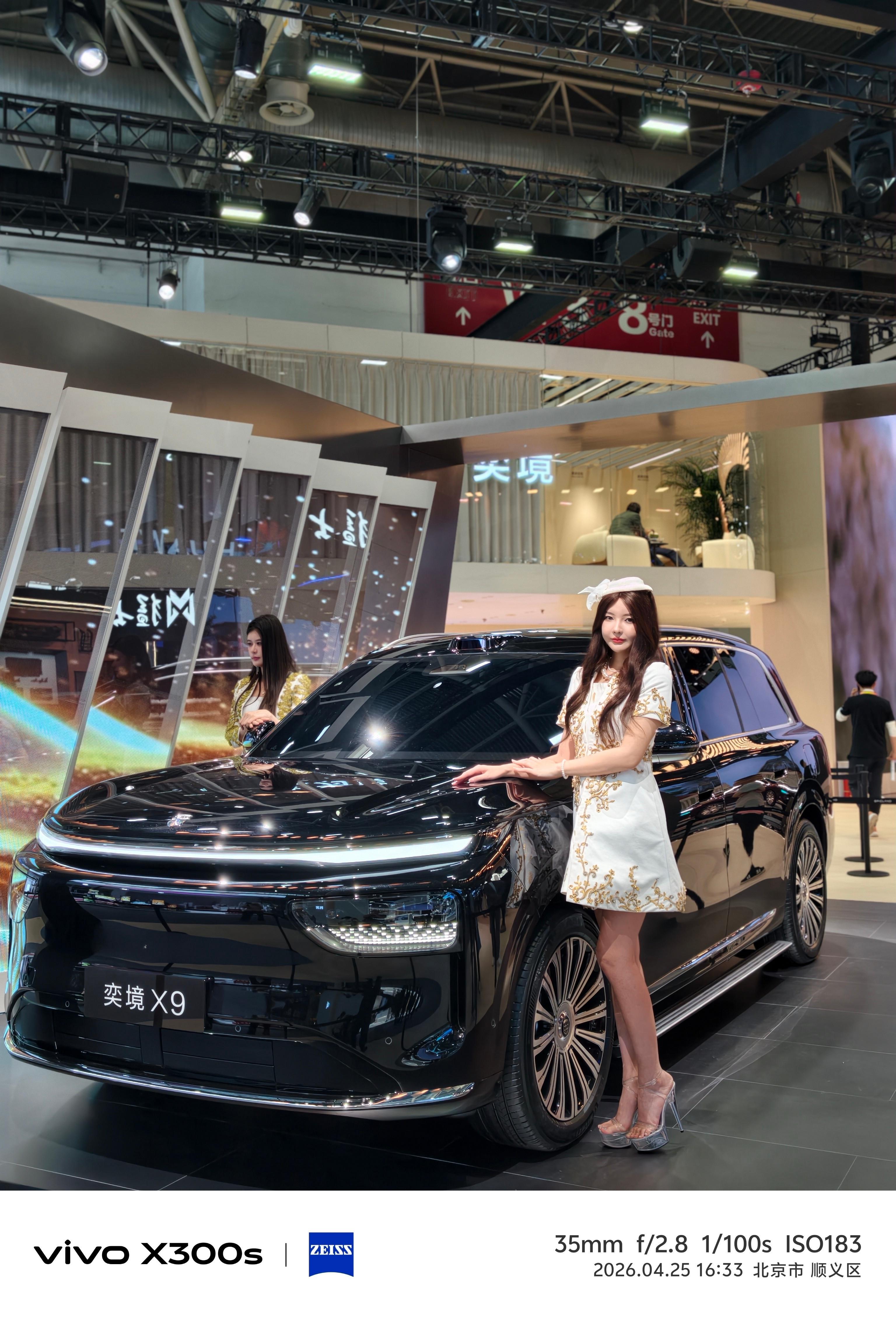 2026北京车展 今天在华为乾崑展台遇到靳总了，看他好像在数车的数量，华为乾崑现