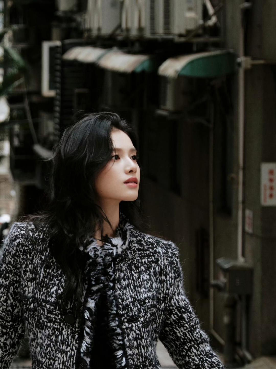 张婧仪毛边流苏裹满衣身，混织纹理自带法式复古质感，宽松版型衬得肩颈线条又美又随性