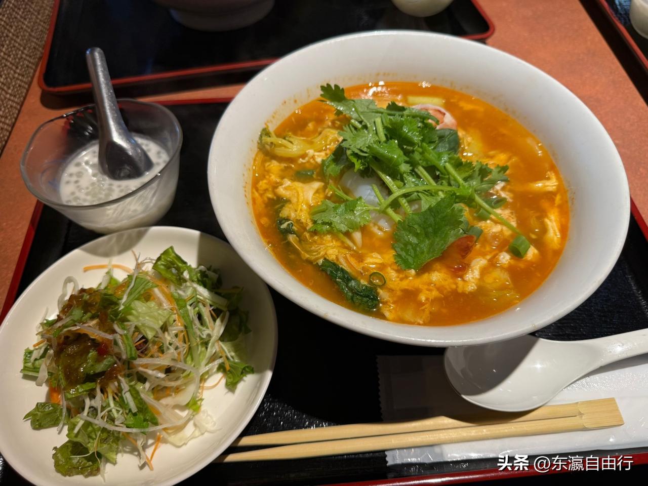 东京一家泰国料理店。
午餐，1000日元。
味道微辣，但香料味儿有点重。
日元汇