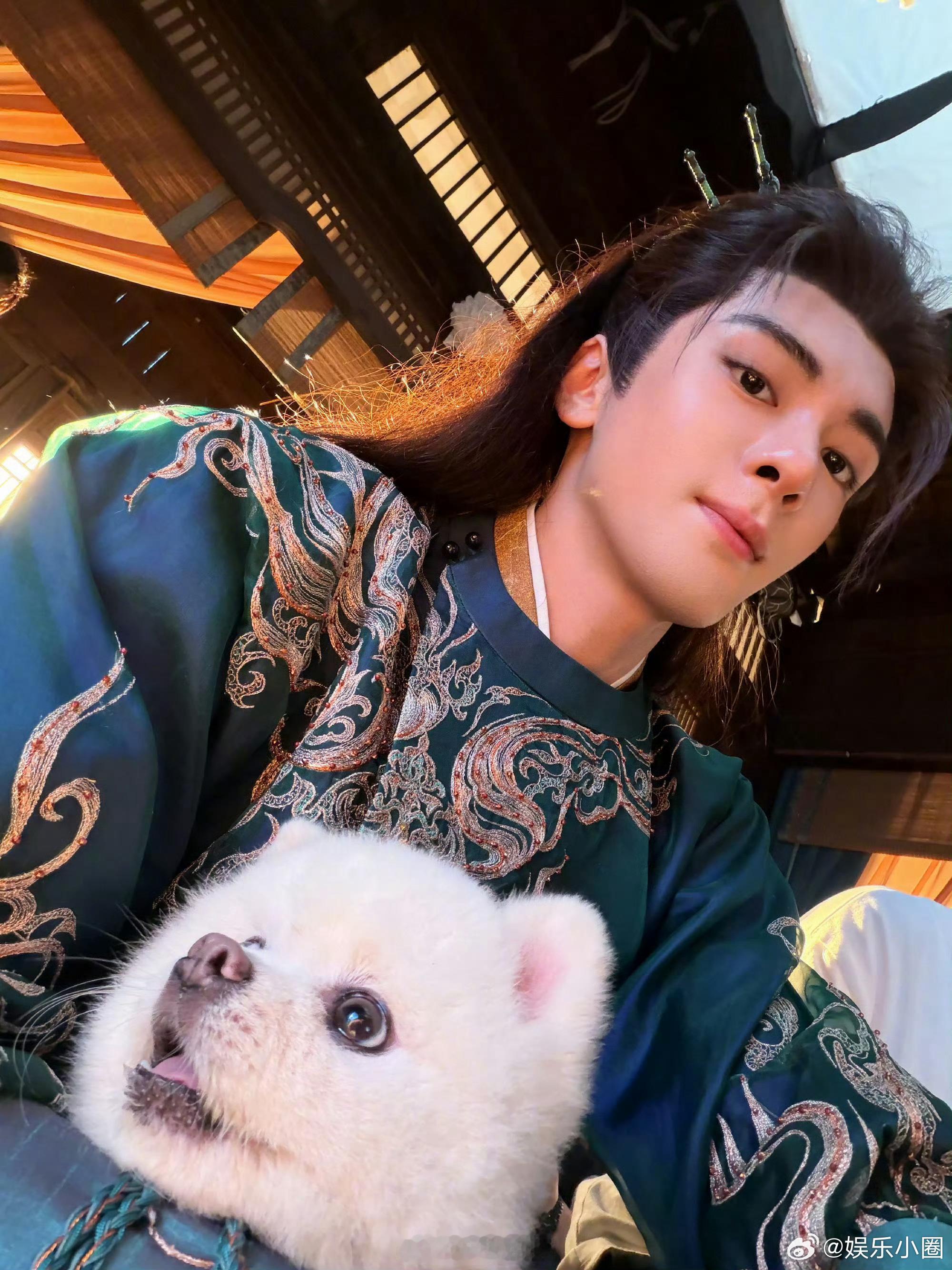 曾舜晞更新阿大日常曾舜晞古人抱狗自拍 日常是古人抱狗狗自拍哈哈哈 