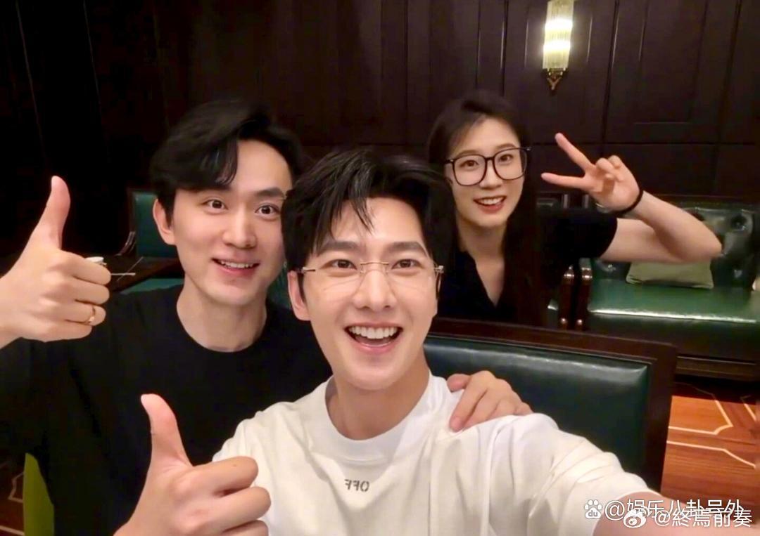 杨洋参加军艺同学聚会啦！ 