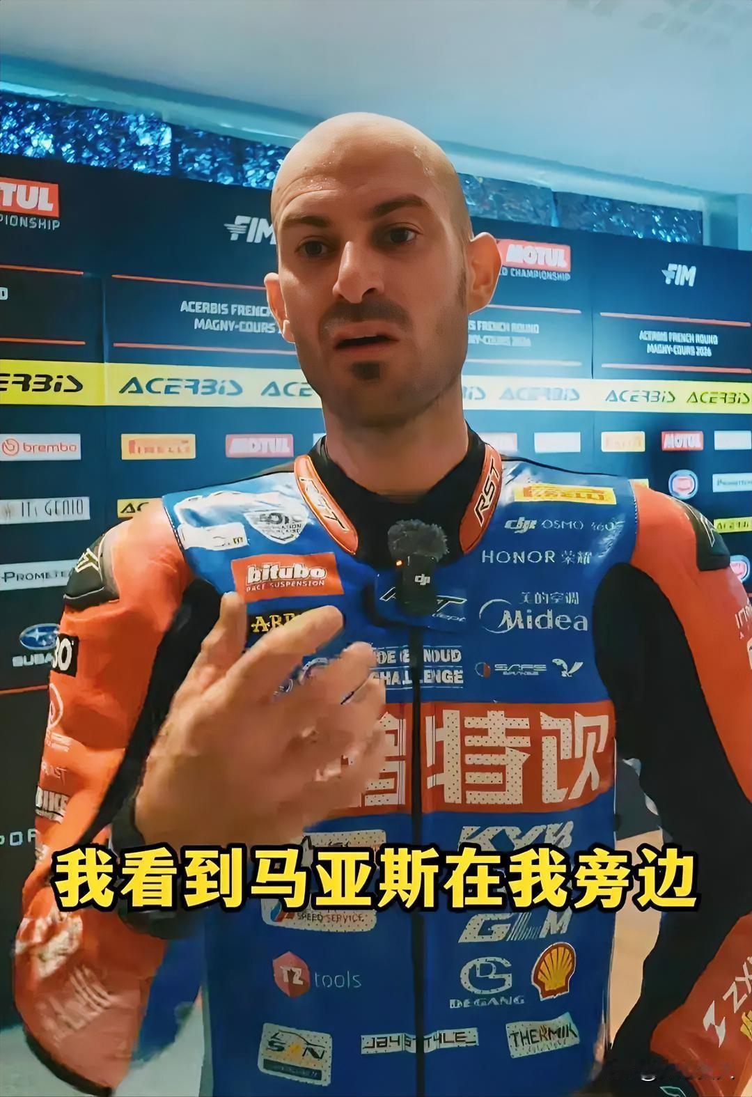 明眼人都看得出来，德比斯心里也清楚，拿不到冠军他并不会开心，但是冲击年度总冠军的