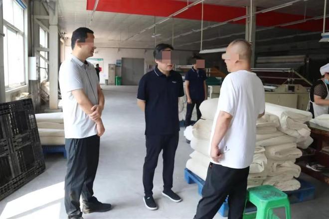 9月3日，河北“南宫发布”刊发的南宫市委书记杨某某调研文章图片中，杨某某身上的P