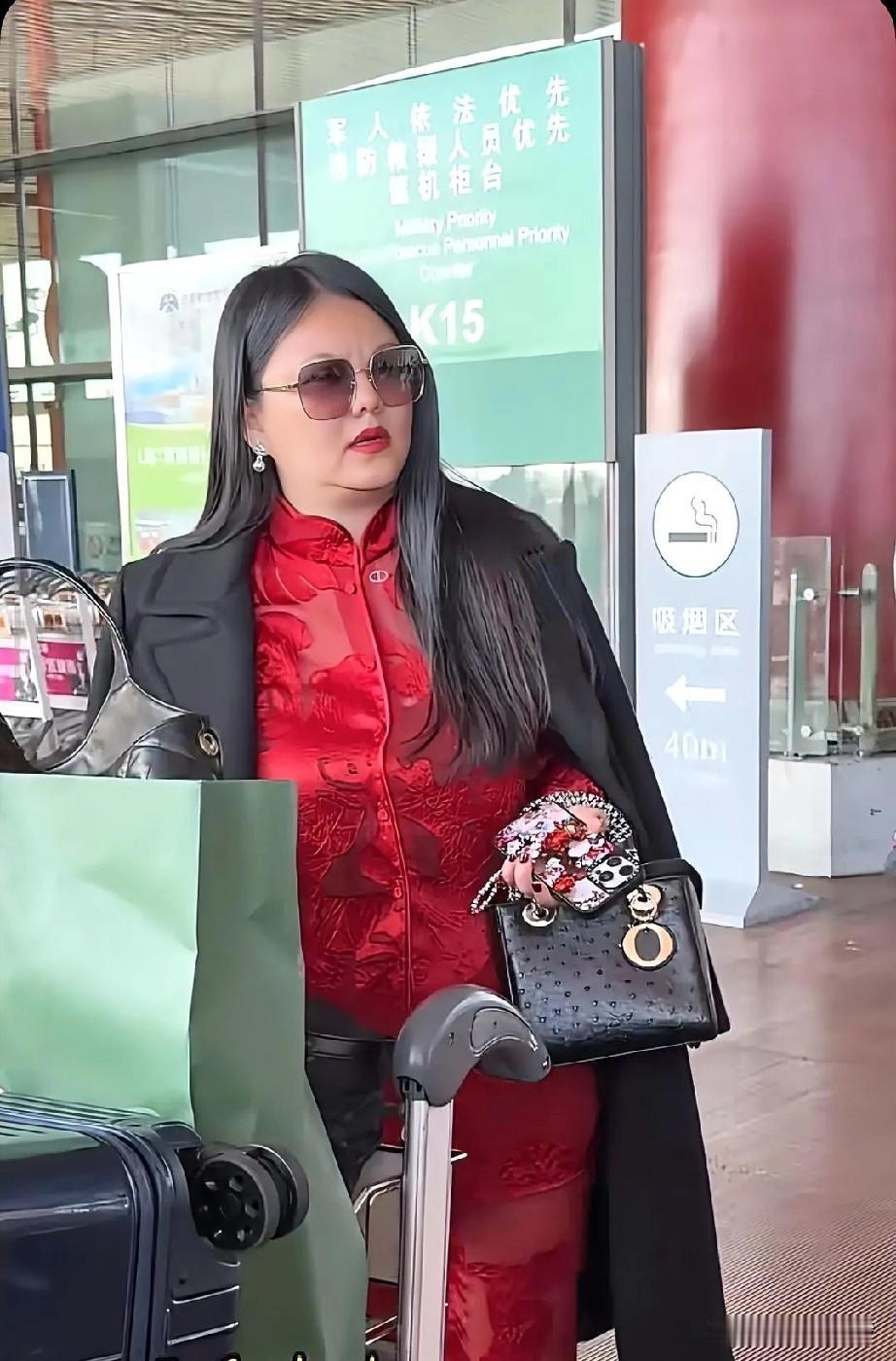 著名主持人李湘被人发现在机场，其饱满圆润的体态引人热议，许多人晒出当年她小巧玲珑