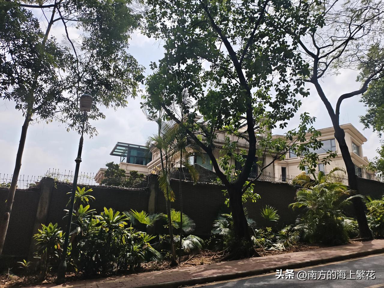 散步经过别墅区的时候，闺蜜聊起了初中的一个同学。
原来真的是选择比努力重要，努力