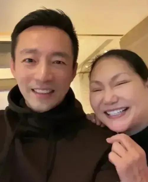 光头要走时，大S妈一百个高兴，嘴里却笑呵呵地说：“她身体不好，早点回来。”心里却