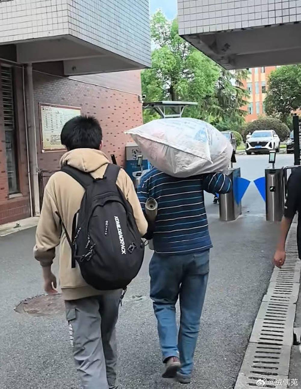 “60岁父亲背8个鸡蛋接考”的湖南考生贺永辉高考成绩揭晓，父亲回应：希望他在大学