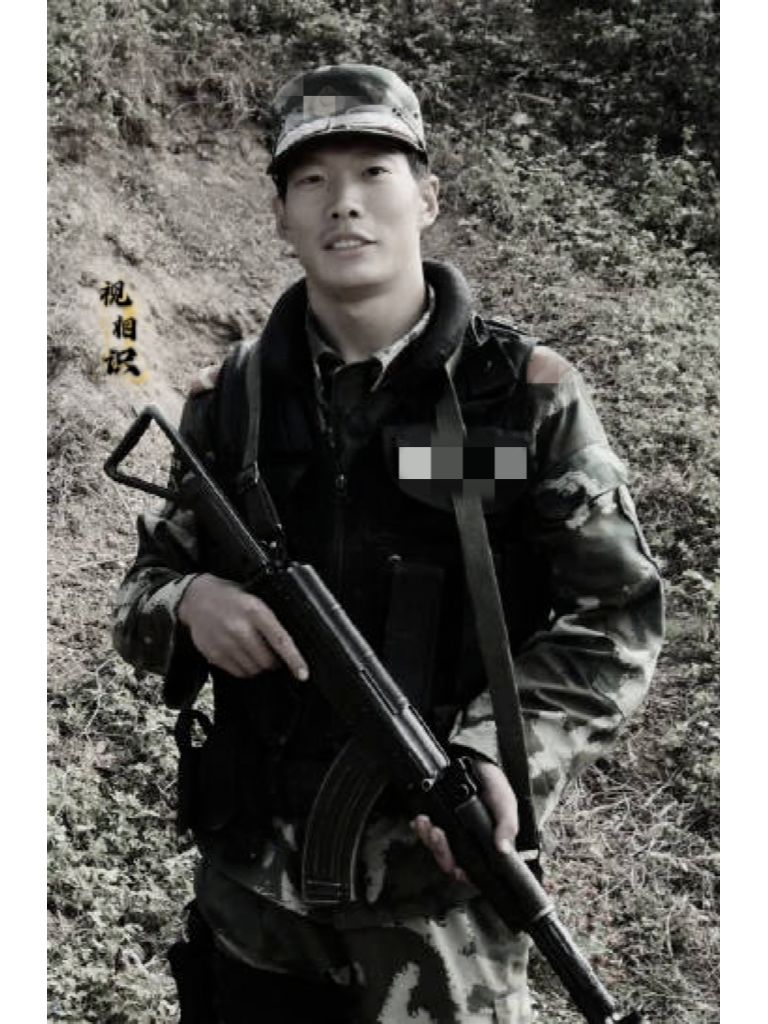 这是烈士张楠生前的照片，他曾经是一名武警战士，在2014年9月，被选拔成为索马里...
