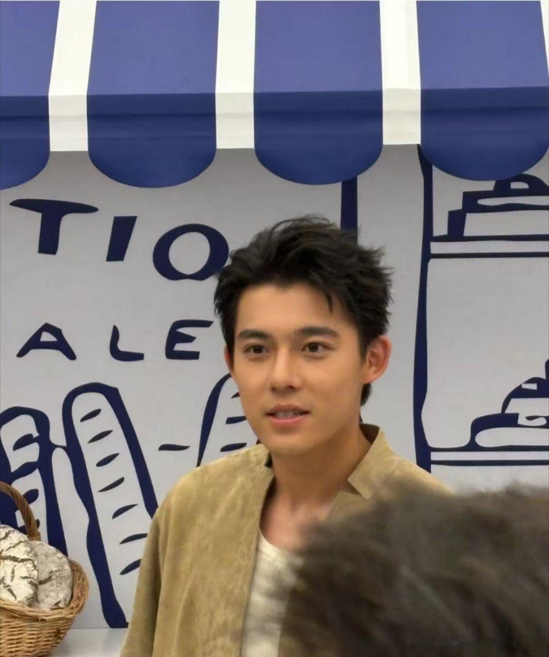 现役足球大帅比😚李嗣镕，前国脚李明之子，出生于辽宁，足球生涯起始于荷兰海牙，目