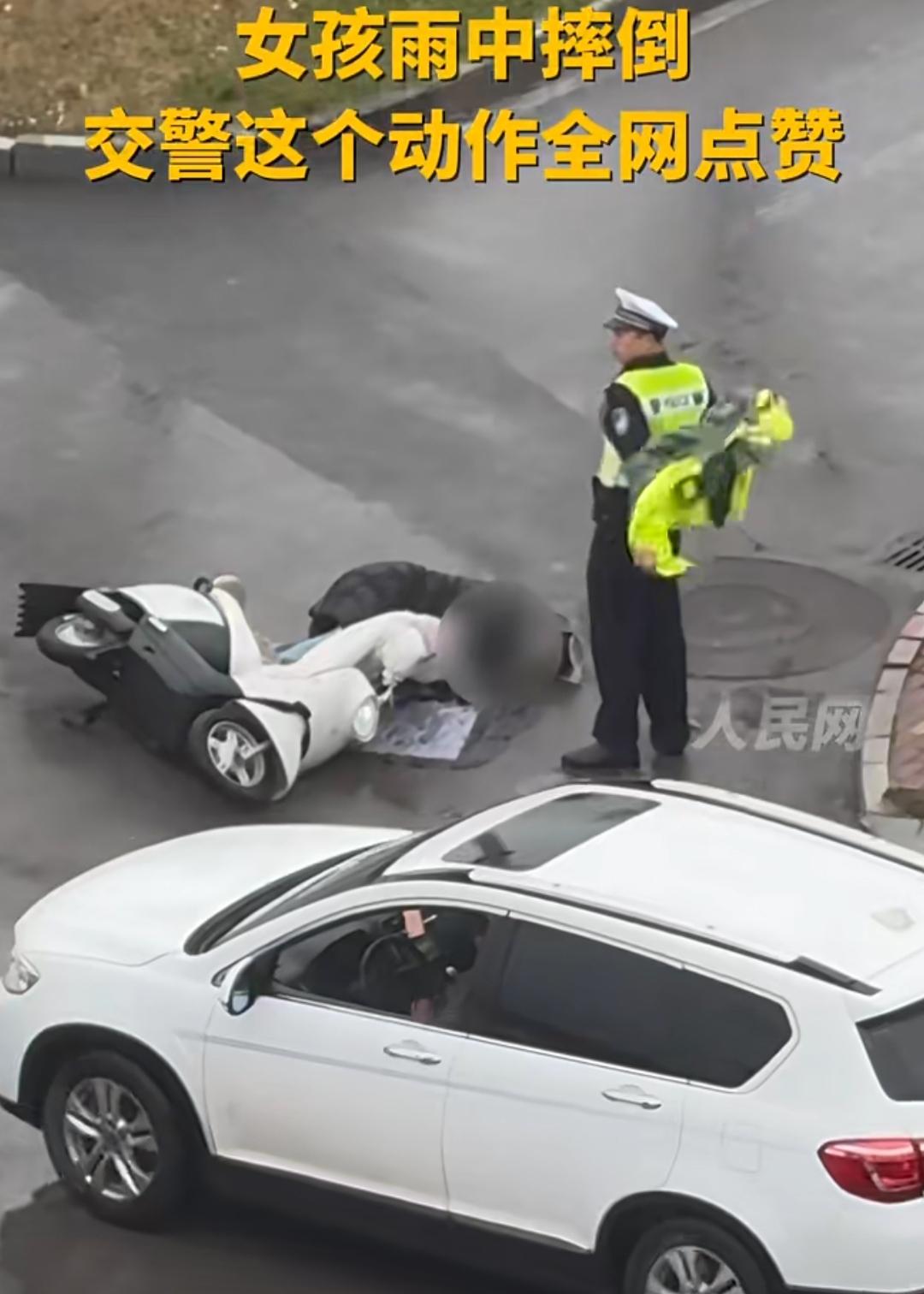 雨丝斜斜织着，安徽铜陵的街头湿滑冰冷。一名女子骑着电动车，车轮在积水里猛地打滑，