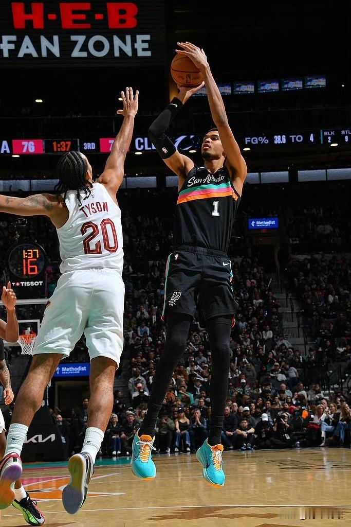 这是把文班亚马往替补上逼啊！

今天马刺队又输球了，主场作战的他们以101-11