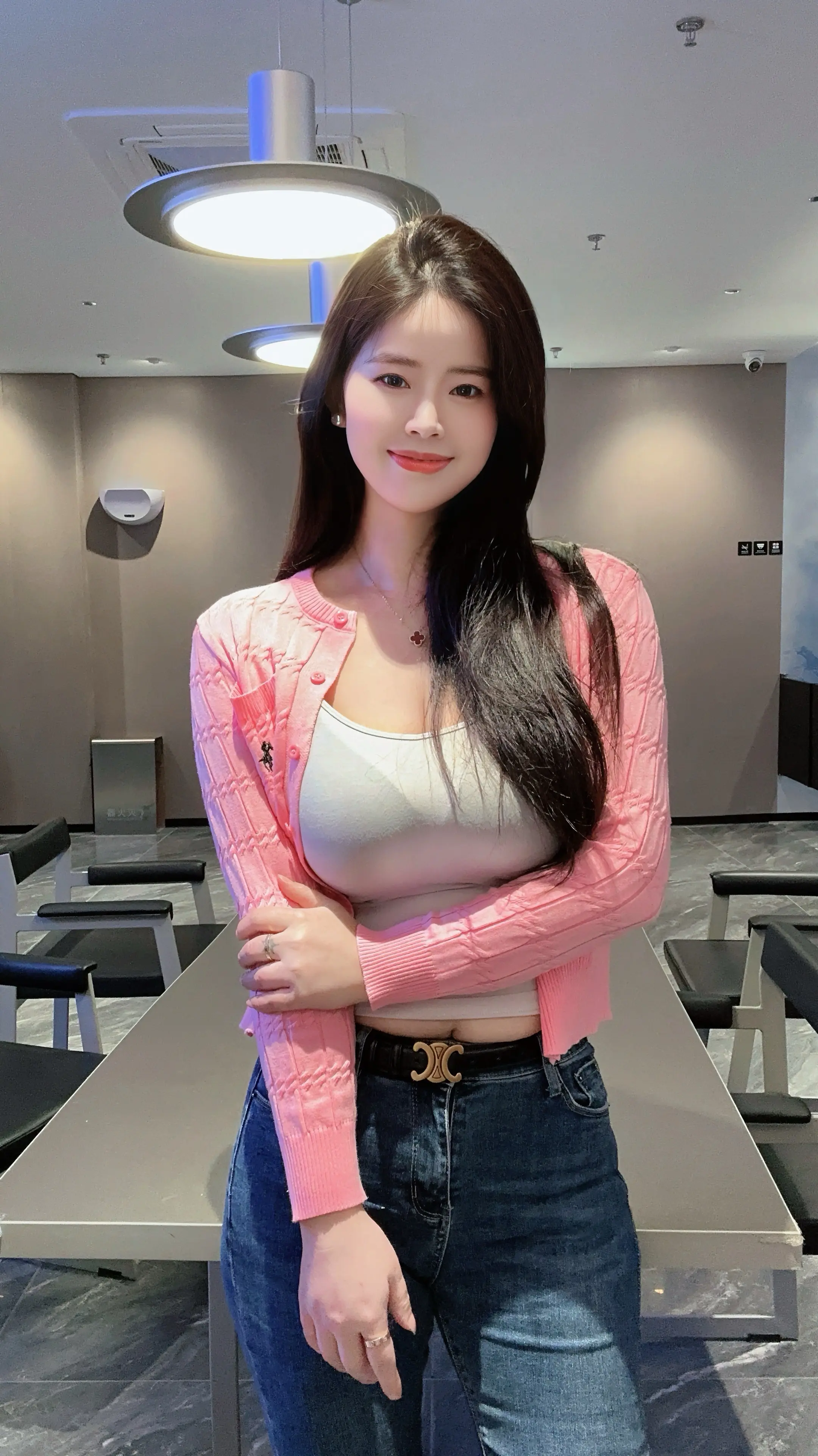 年龄不是女人的枷锁，是女人的勋章，皱纹不是破绽，而是我们的故事…