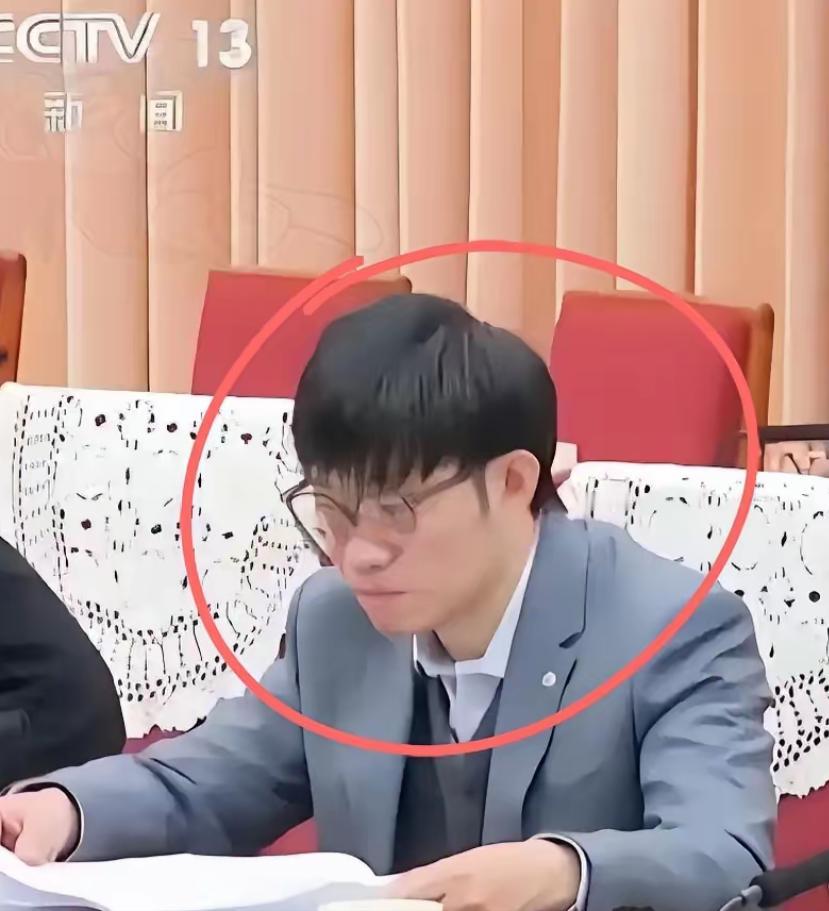 谁能想到，那个搞出DeepSeek的梁文锋，直接把桌子给掀了。

他带人干了件最