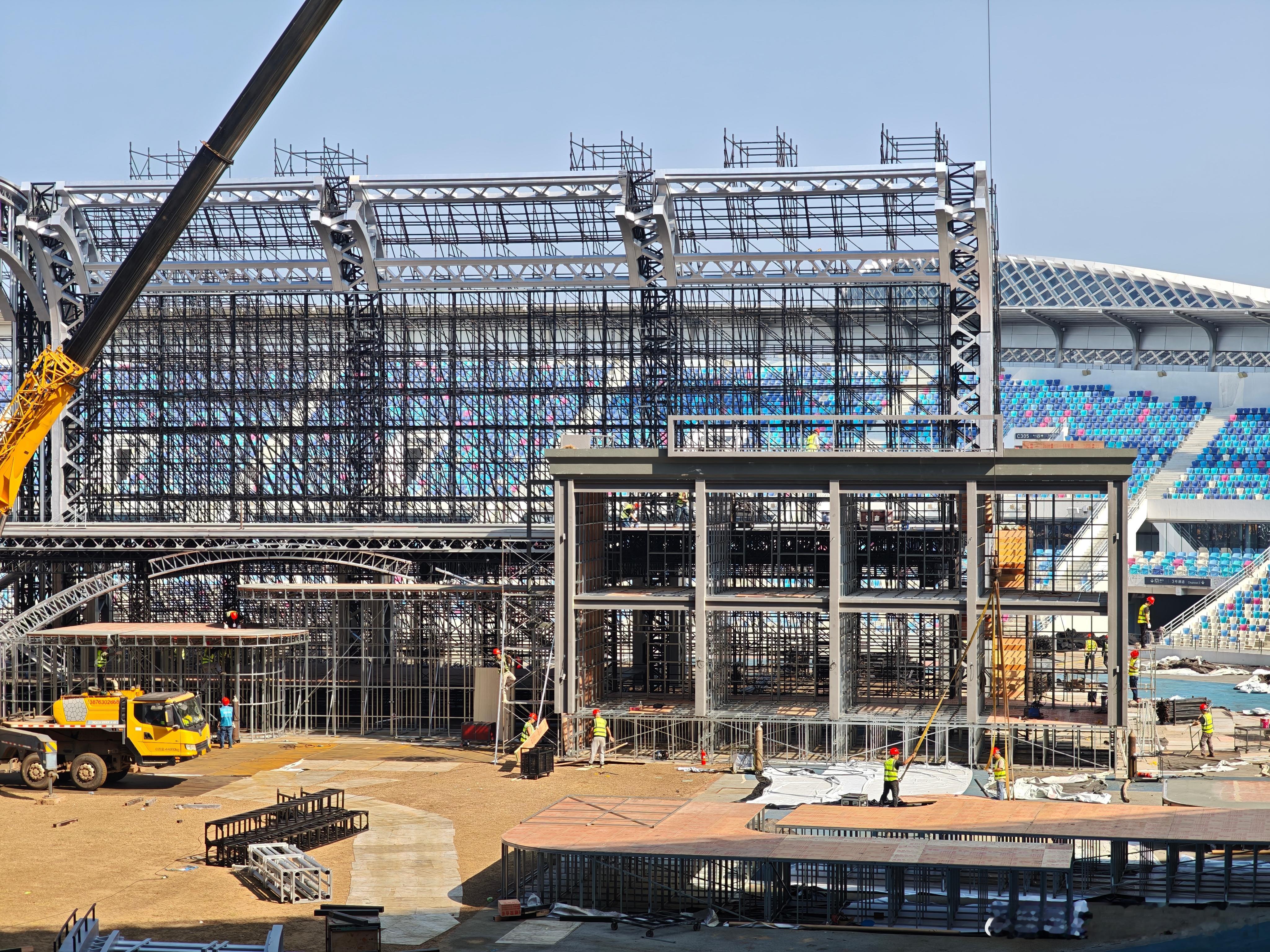 湖南卫视跨年主视觉湖南卫视跨年演唱会微博跨年狂欢节 主视觉高铁元素太吸睛，脑补王