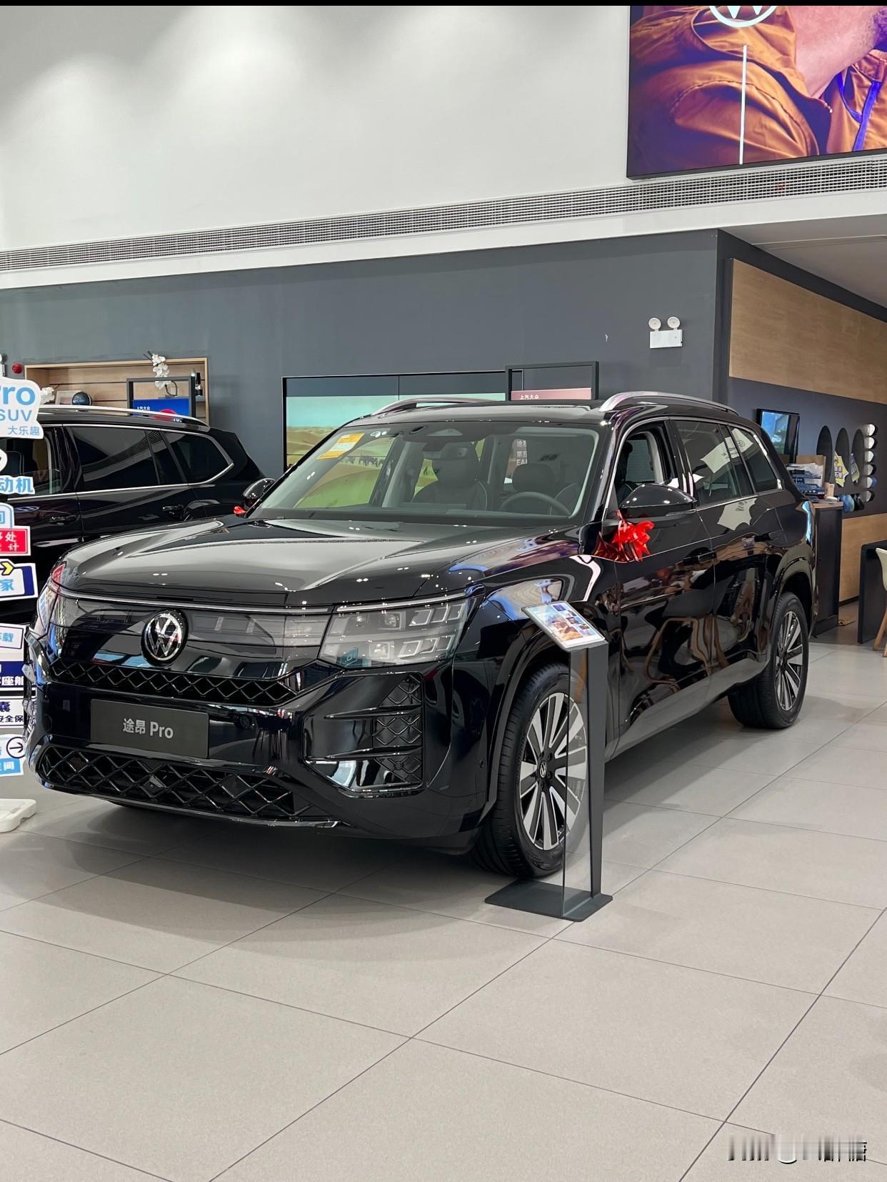 终于懂了！香港明星为啥都爱“保姆车”

经常看到香港明星出行，必备空间巨大的“保