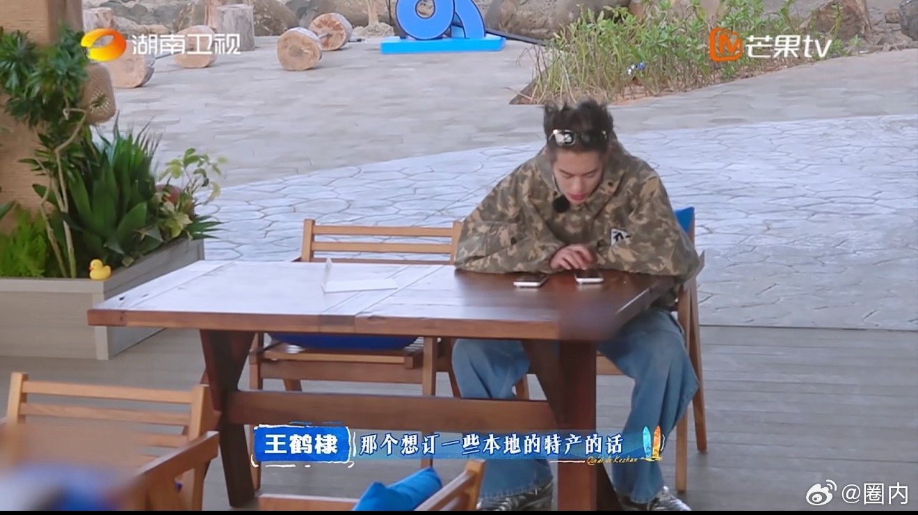 王鹤棣向大家推介儋州特色美食  王鹤棣贴心为客人们准备了儋州特产——红米、跑海鸭