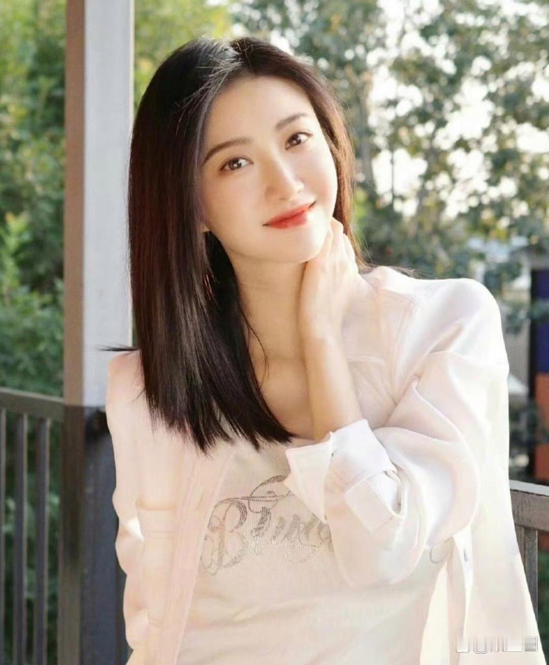 景甜，天生丽质，时尚大气 