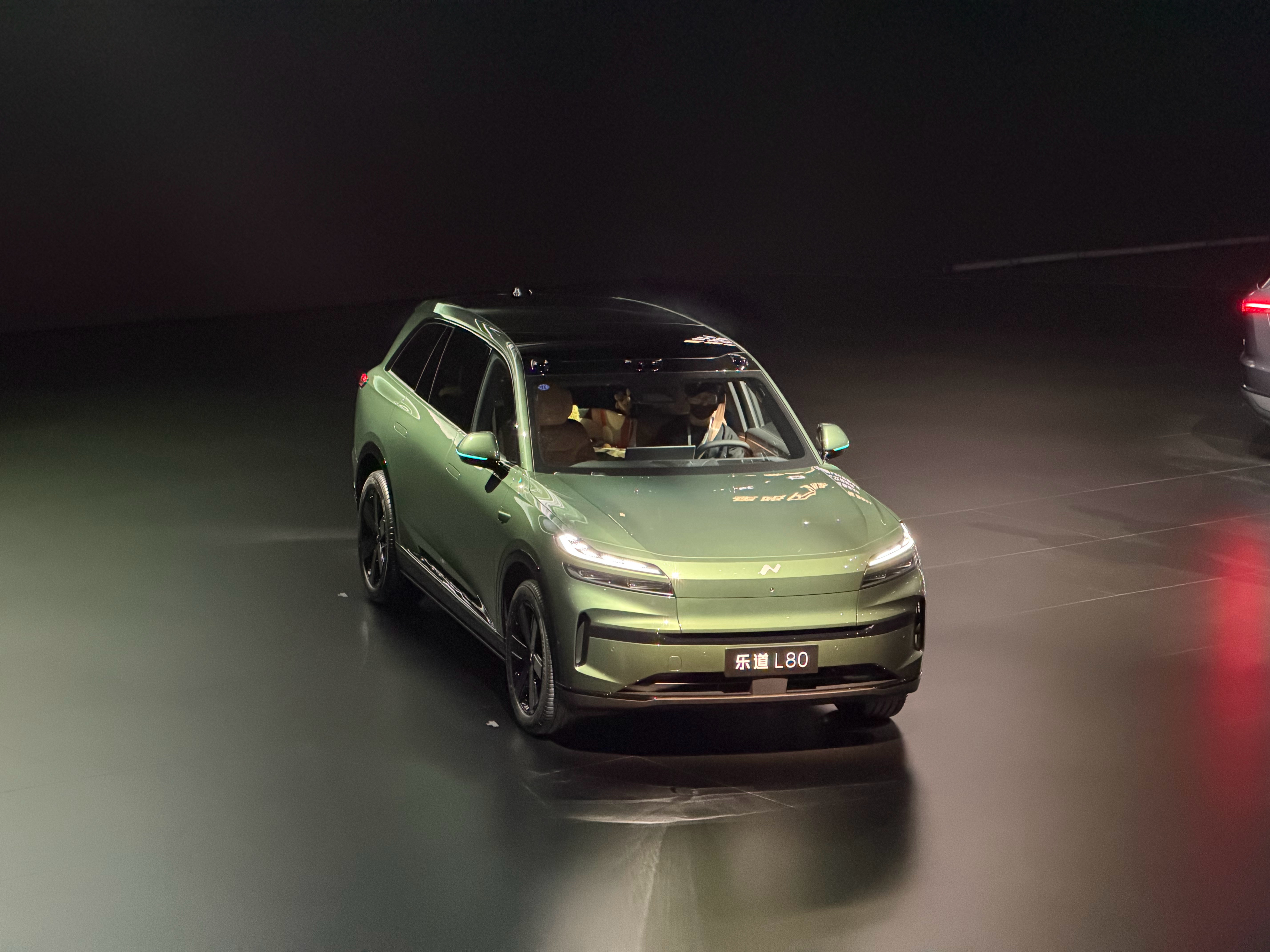 蔚来公司的大型 SUV，覆盖从 5.1 米到 5.3 米，20-60 万，丰俭由