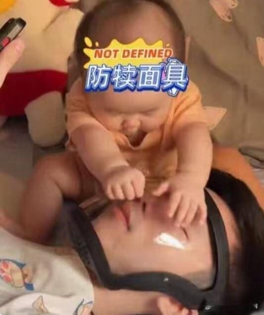 我小侄女刚会坐的时候 我们家人手一个