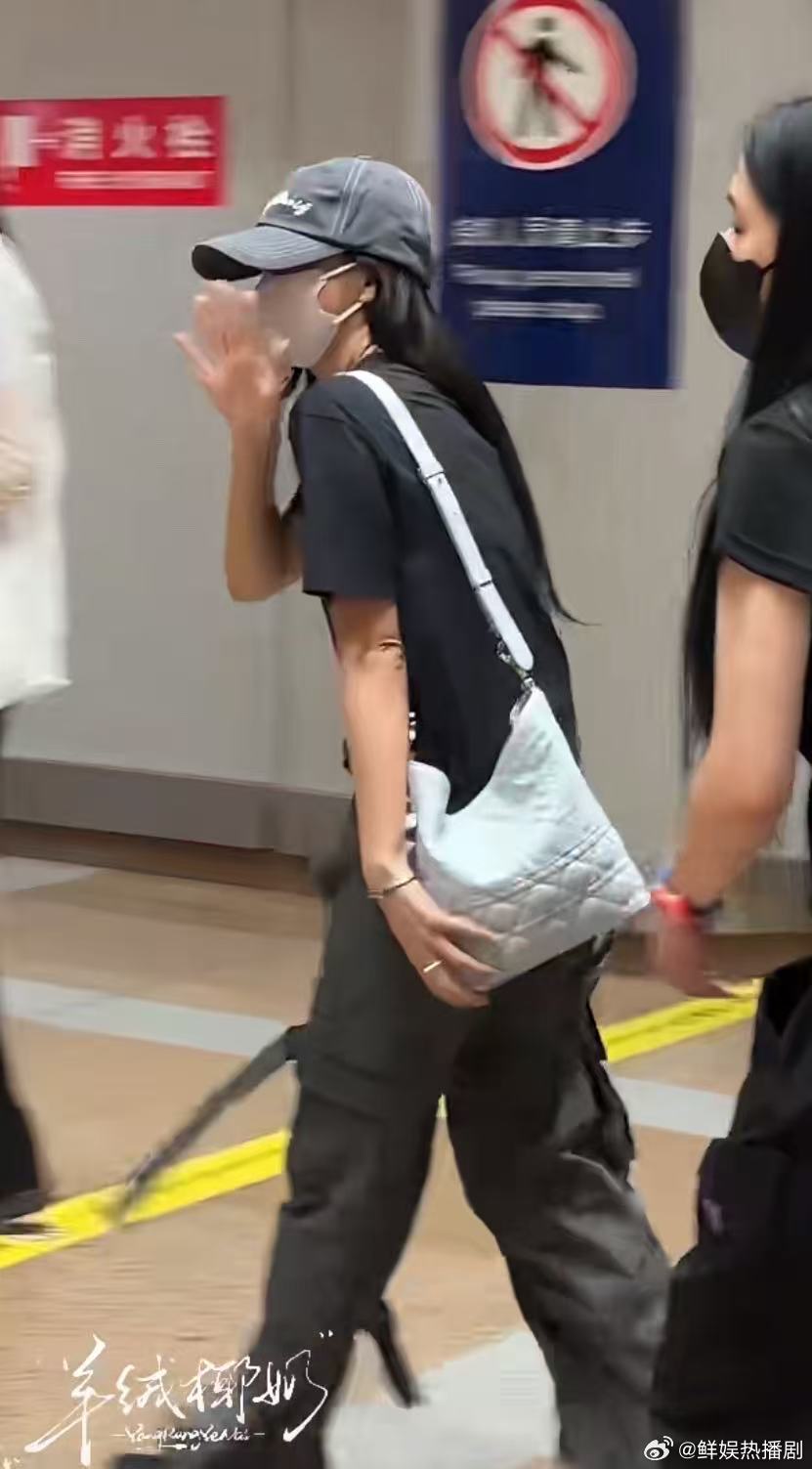 我居然跟金智秀一个航班到北京我居然跟金智秀一个航班到北京！金智秀就坐我前面