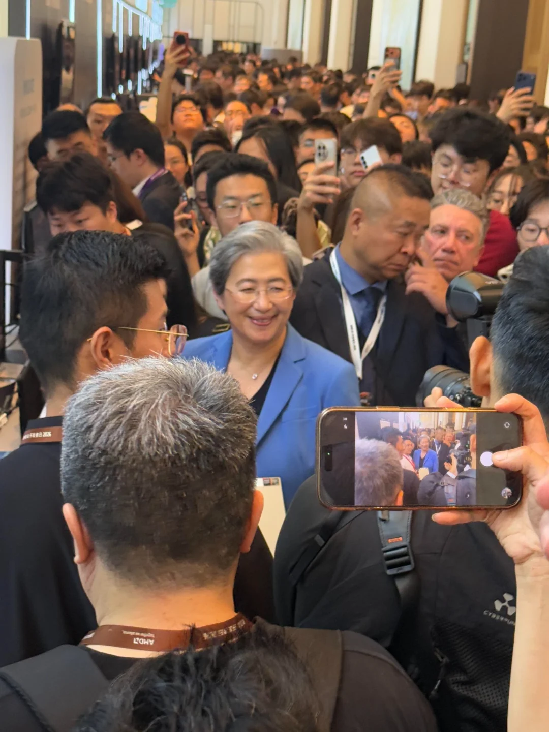 黄仁勋刚走，AMD苏妈就来上海了…