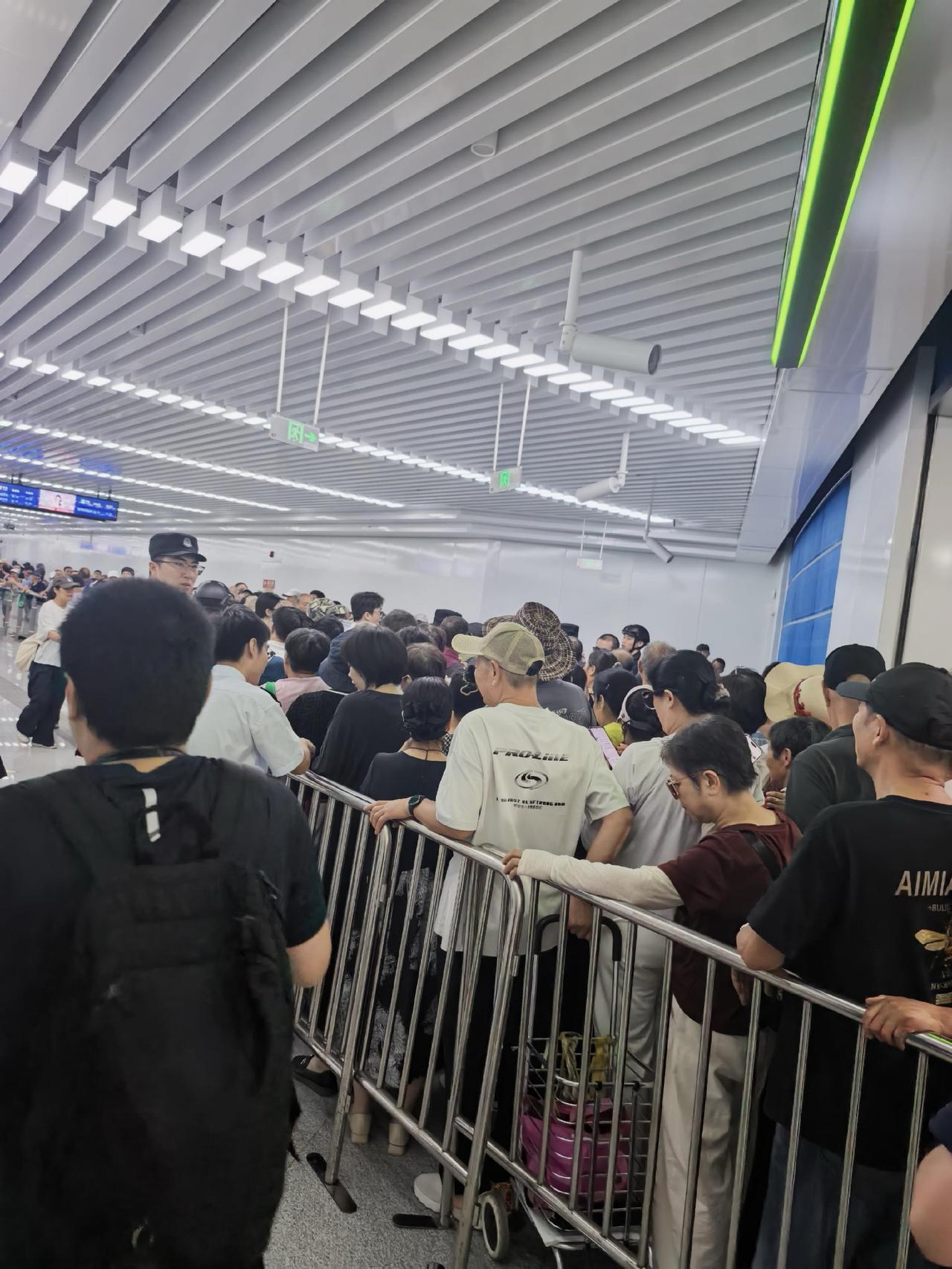 笑不活了！12号线免费试运营，象山人民没等来宁波游客，宁波人先把象山菜市场挤爆了