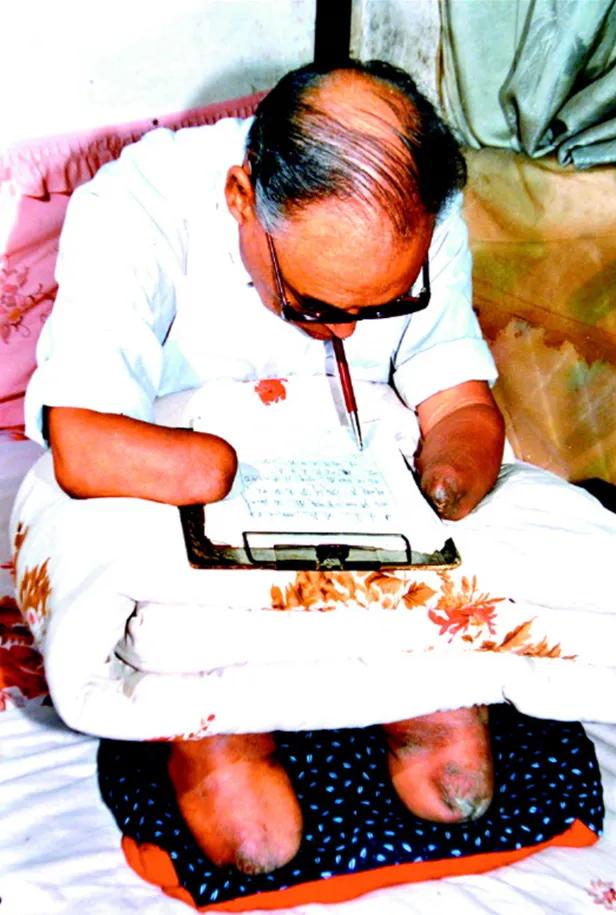 1950年，长津湖战役中，17岁的朱彦夫重伤昏迷，被美军补刀划开肚子，疼醒之后他