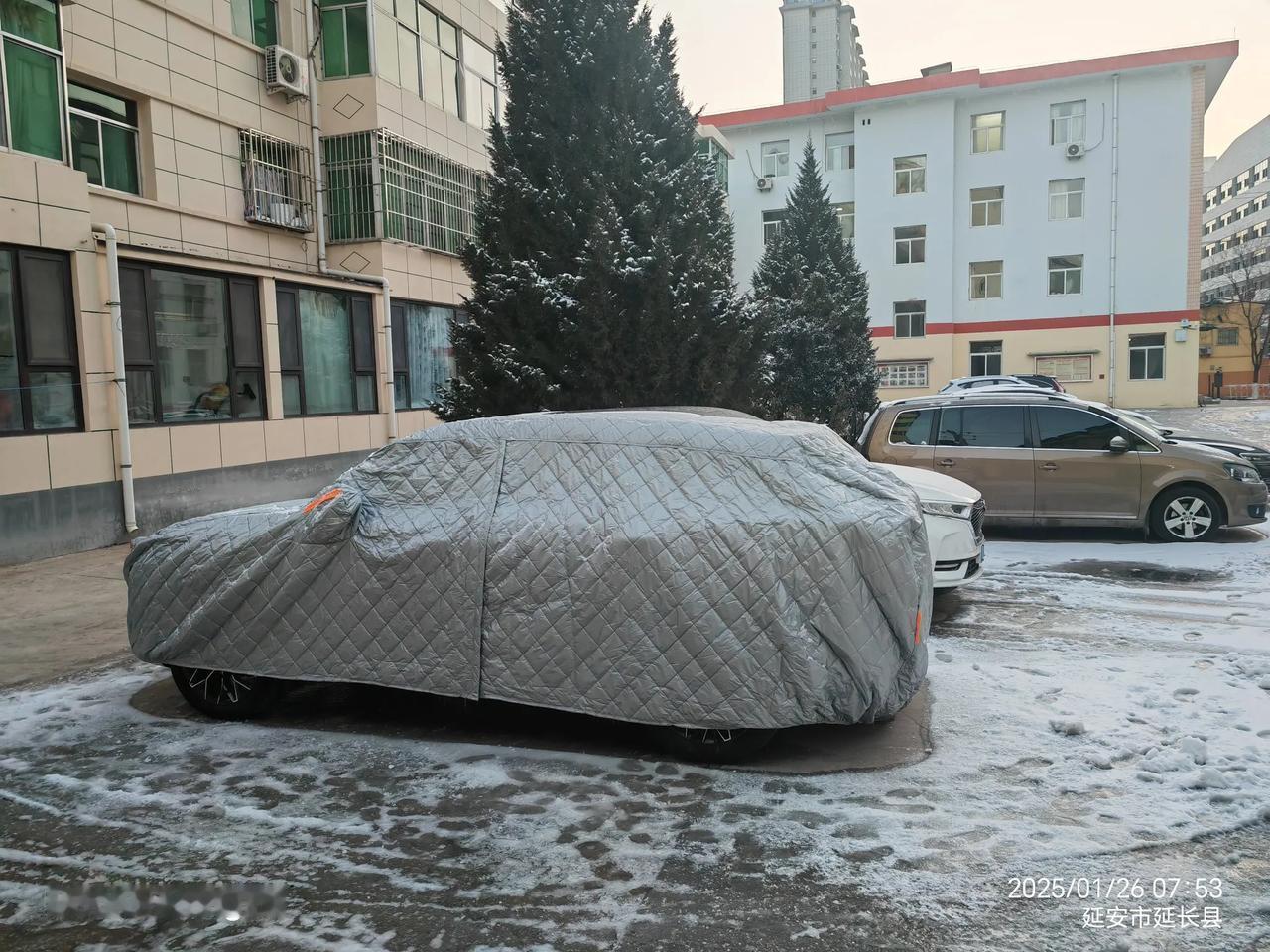 清积雪，保畅通。
寒冬中的坚守与担当
         在寒冷的冬日，一场纷纷扬