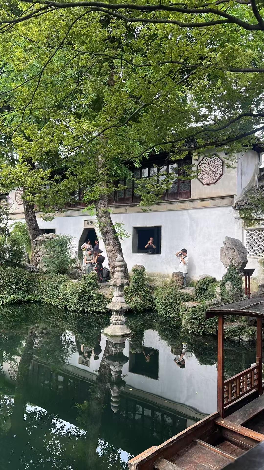 以墙相隔，以廊贯通，又以空窗、漏窗、洞门使两边景色相互渗透，隔而不绝。在一个园林