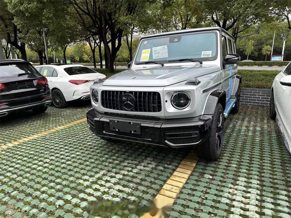 奔驰 G63 AMG 铱银/米色菱形格内饰 ​这颜色大家觉得怎么样？[并不简单]
