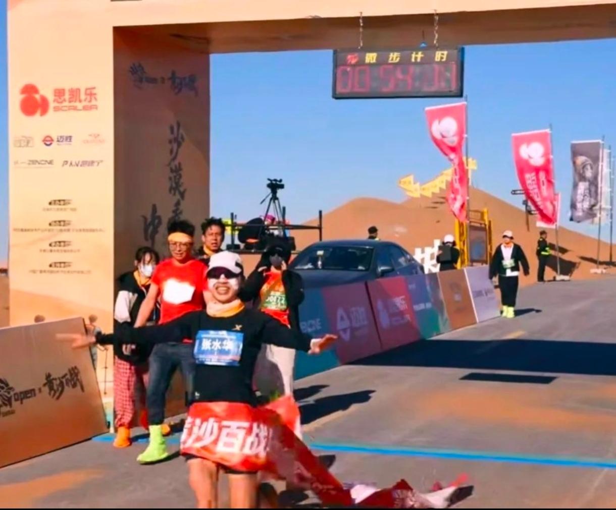 身边人纷纷劝阻，可热爱让张水华选择迎难而上。带伤驰骋乌兰布和沙漠，以54分09秒