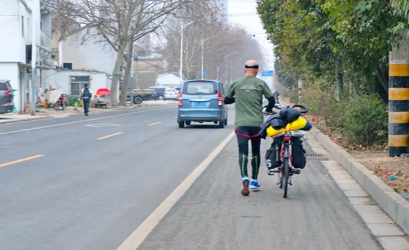 小伙徒步1400公里回家过年的行为，既是个人情感与现实困境交织的极端选择，也是社