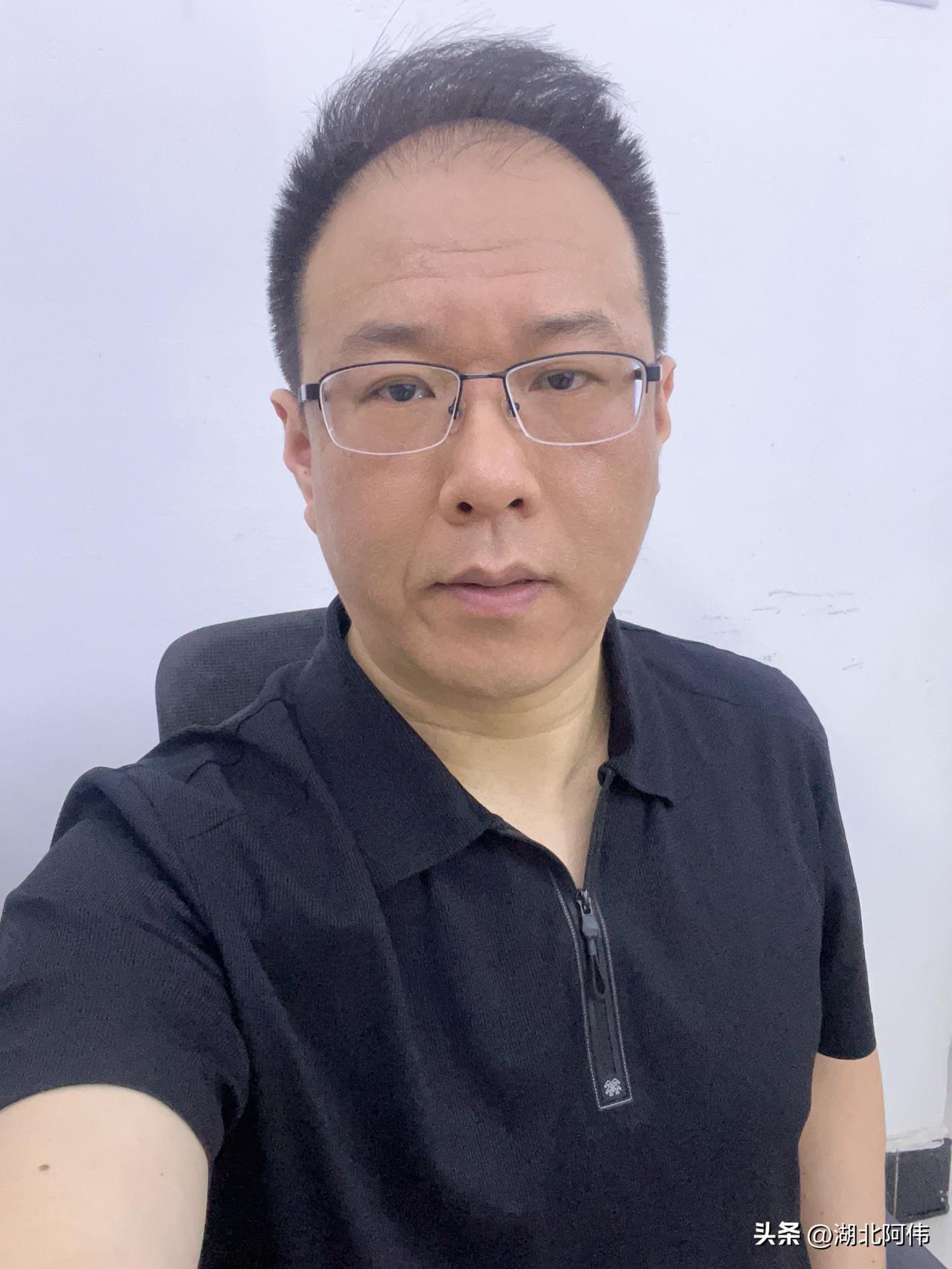 他今年四十五，81年的，到现在还是一个人。

有辆全款车，老家两层自建房，存款七