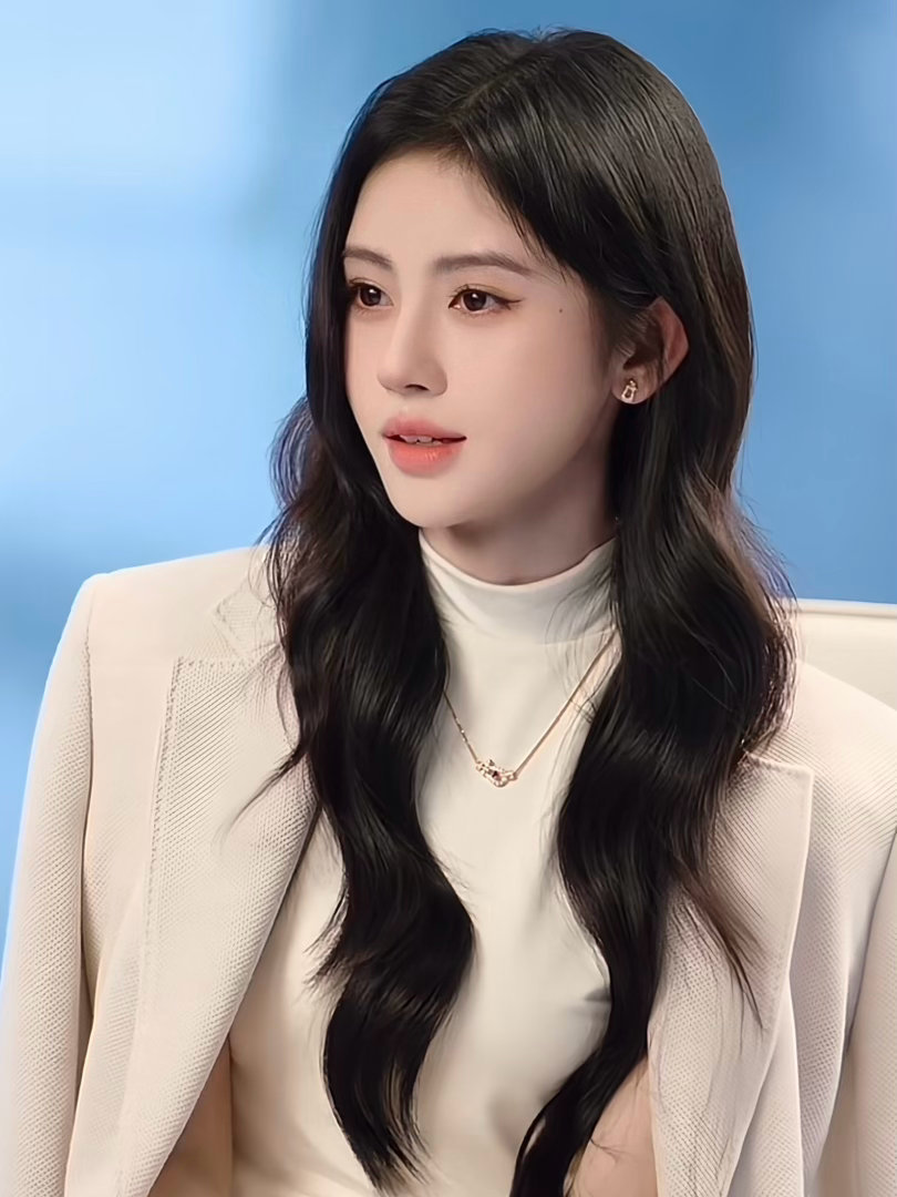 鞠婧祎 jjy鞠婧祎姜黎非﻿ jjy鞠婧祎千香 你太安靜了，坐在那像一封沒有地址