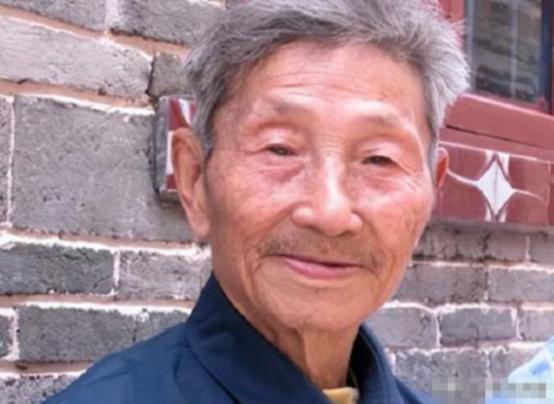 1979年，一位老人为了证明自己是老红军，不顾危险在北京拦下一辆军官的车，眼看大