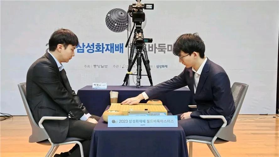 特大新闻~谢丁会师三星杯




第28届三星车险杯世界围棋大师赛四强分二日战罢