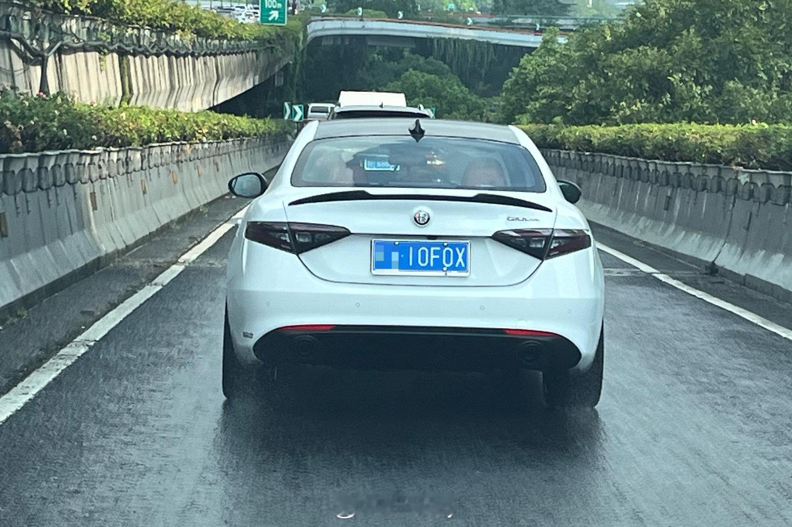 早上看到一个挺有意思的车牌，10FOX，十只狐狸🦊？[哈哈][哈哈][哈哈]#