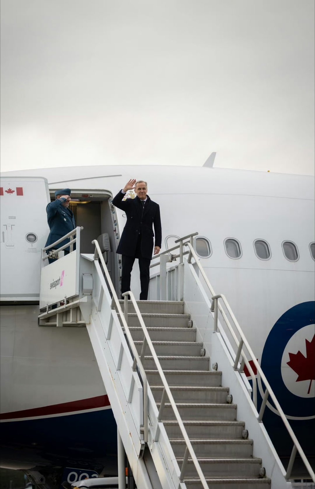 加拿大总理卡尼出发前往中国，出发前他表示：“中国是我们的第二大贸易伙伴，也是世界