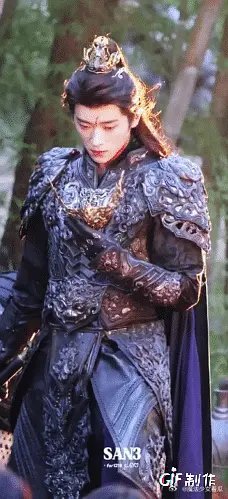 感觉今年好像特别流行这种金属制品的面具，丞磊摘下面具之后的颜值还是OK的 ​​​