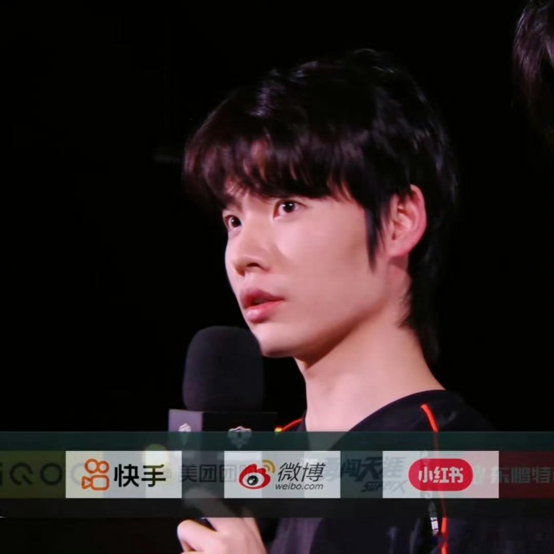 我们向鱼胜采笑的非常开心，带向鱼海月硬核开团转发这条抽一份年总应援，外加3杯霸王